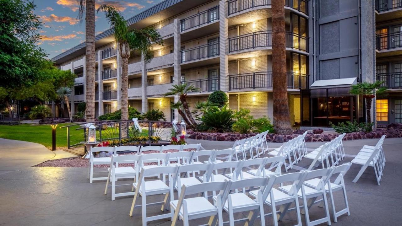 Holiday Inn And Suites Phoenix Airport North By Ihg Exterior photo