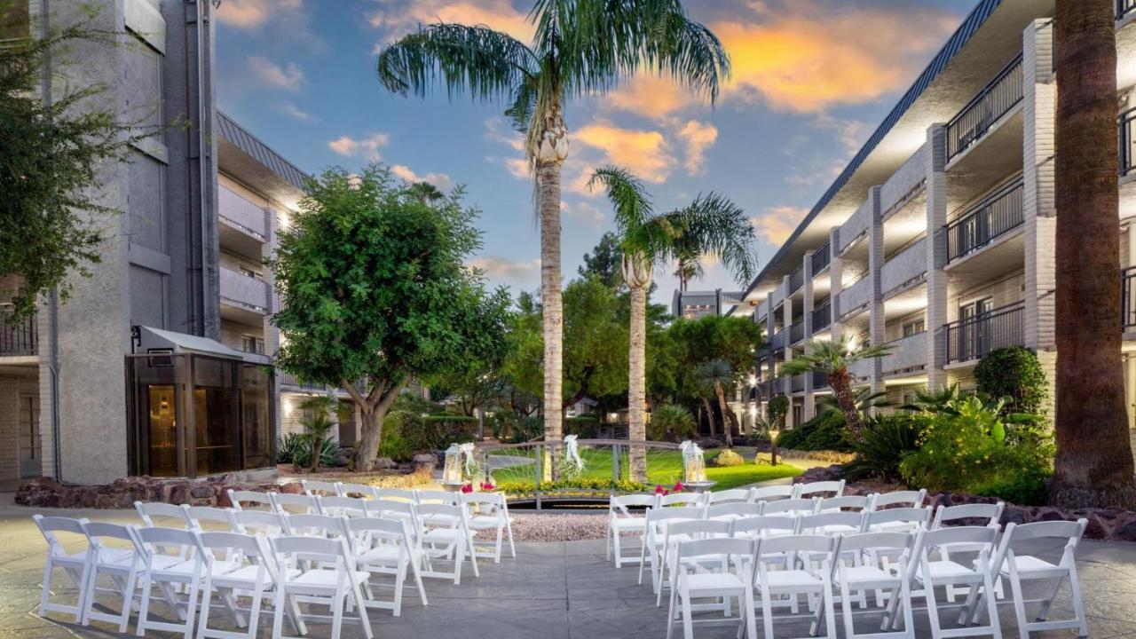 Holiday Inn And Suites Phoenix Airport North By Ihg Exterior photo
