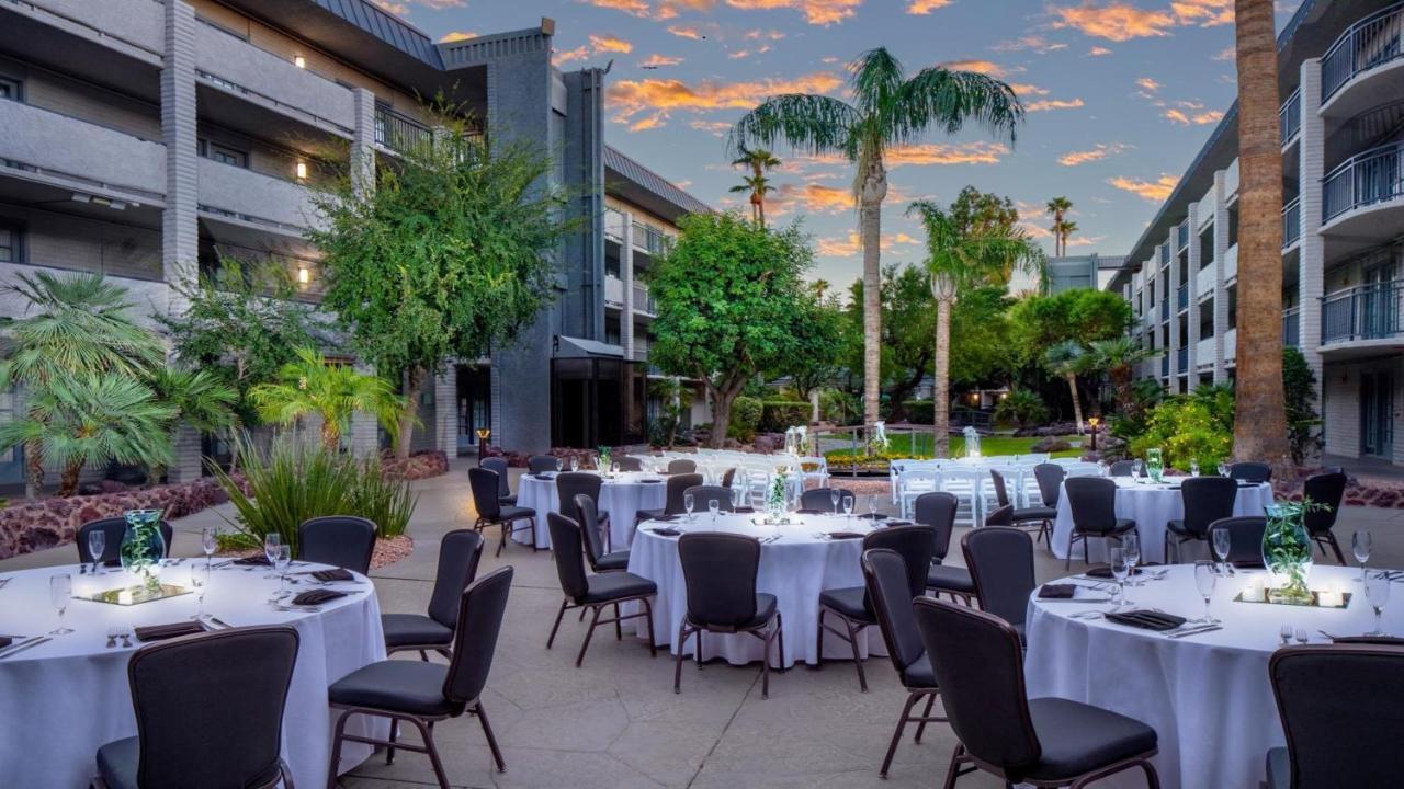 Holiday Inn And Suites Phoenix Airport North By Ihg Exterior photo