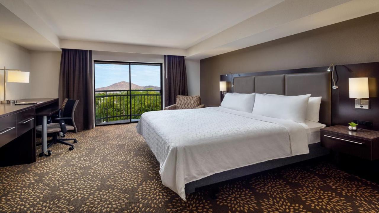 Holiday Inn And Suites Phoenix Airport North By Ihg Exterior photo