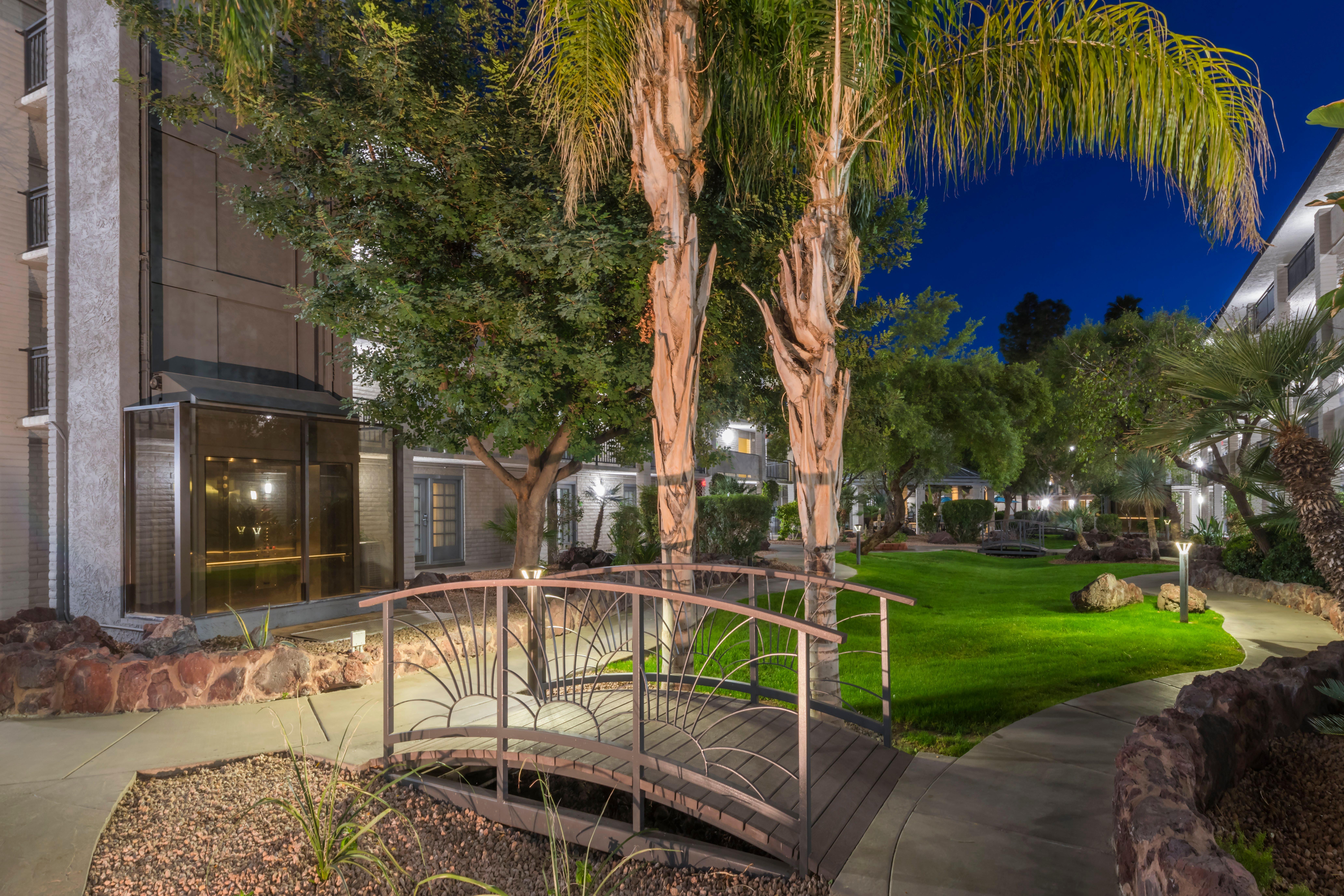 Holiday Inn And Suites Phoenix Airport North By Ihg Exterior photo