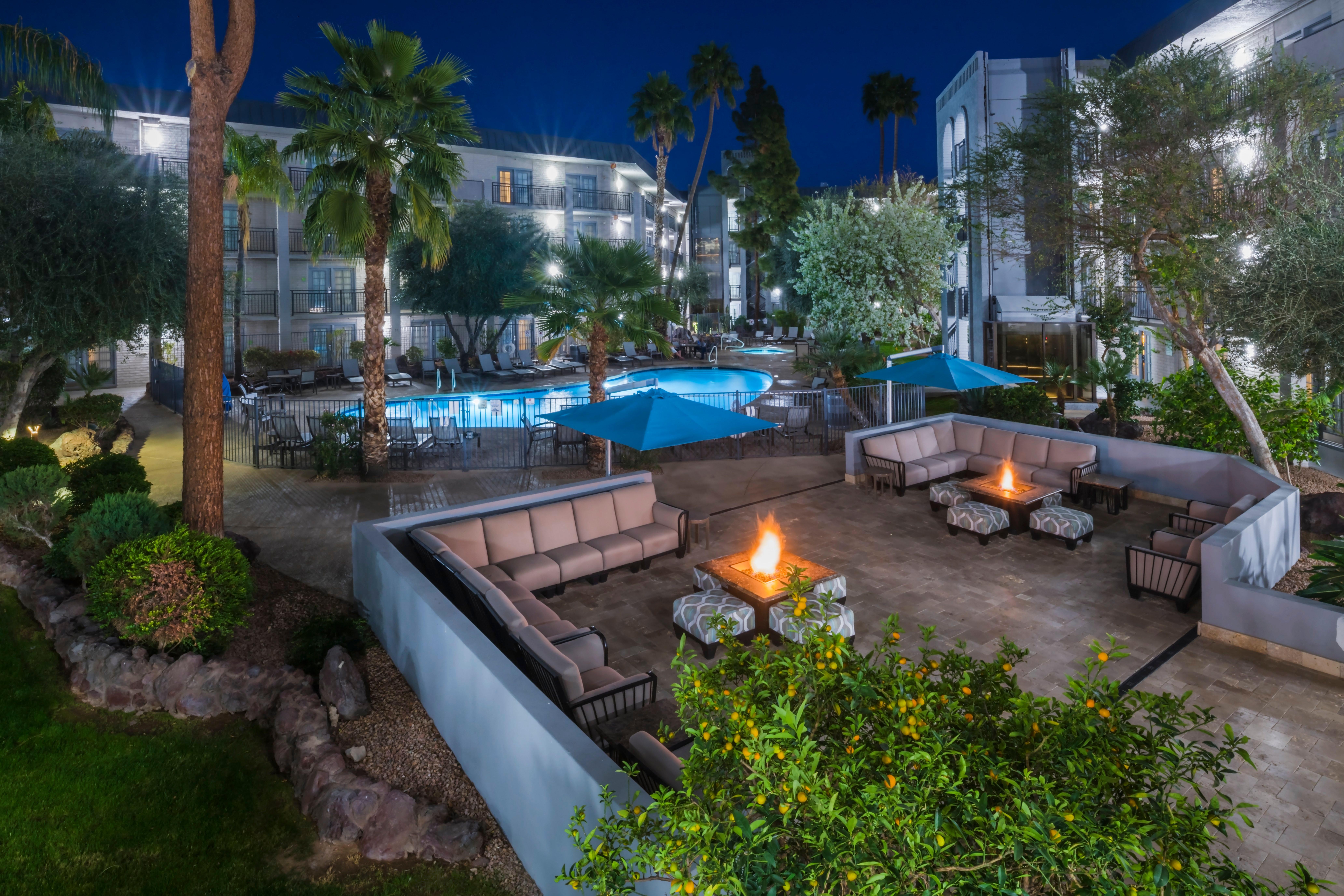 Holiday Inn And Suites Phoenix Airport North By Ihg Exterior photo