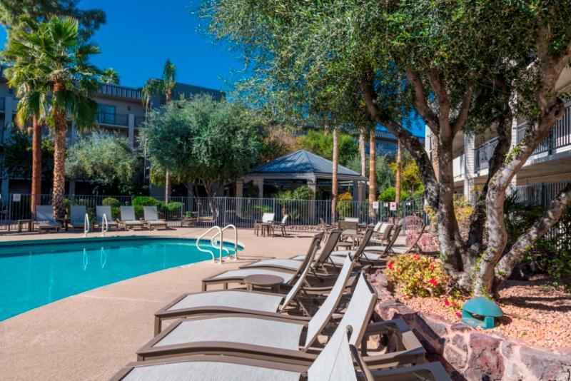 Holiday Inn And Suites Phoenix Airport North By Ihg Exterior photo